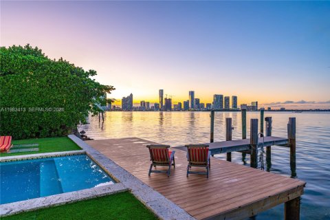 House in Miami, Florida 5 bedrooms, 525.73 sq.m. № 2045575 - photo 3