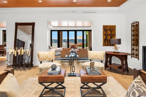 House in Miami, Florida 5 bedrooms, 525.73 sq.m. № 2045575 - photo 15