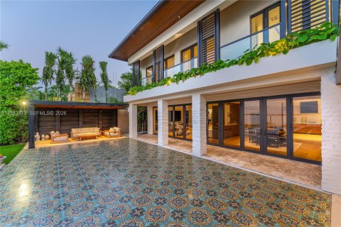 House in Miami, Florida 5 bedrooms, 525.73 sq.m. № 2045575 - photo 24