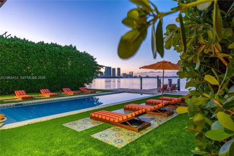 House in Miami, Florida 5 bedrooms, 525.73 sq.m. № 2045575 - photo 28