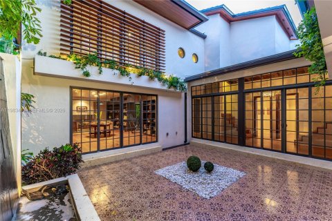 House in Miami, Florida 5 bedrooms, 525.73 sq.m. № 2045575 - photo 20