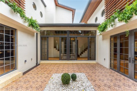 House in Miami, Florida 5 bedrooms, 525.73 sq.m. № 2045575 - photo 18