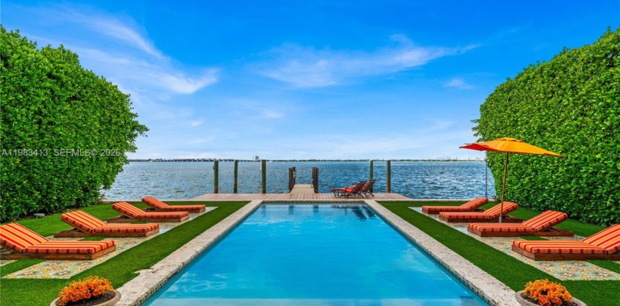 House in Miami, Florida 5 bedrooms, 525.73 sq.m. № 2045575