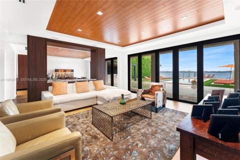 House in Miami, Florida 5 bedrooms, 525.73 sq.m. № 2045575 - photo 5