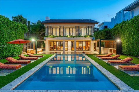 House in Miami, Florida 5 bedrooms, 525.73 sq.m. № 2045575 - photo 2