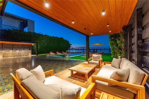 House in Miami, Florida 5 bedrooms, 525.73 sq.m. № 2045575 - photo 9