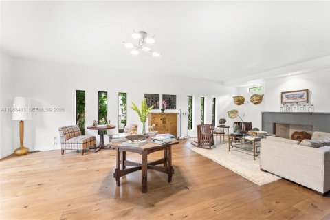 House in Miami, Florida 5 bedrooms, 525.73 sq.m. № 2045575 - photo 12