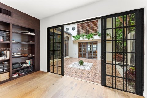 House in Miami, Florida 5 bedrooms, 525.73 sq.m. № 2045575 - photo 19