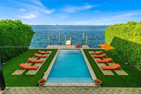 House in Miami, Florida 5 bedrooms, 525.73 sq.m. № 2045575 - photo 8