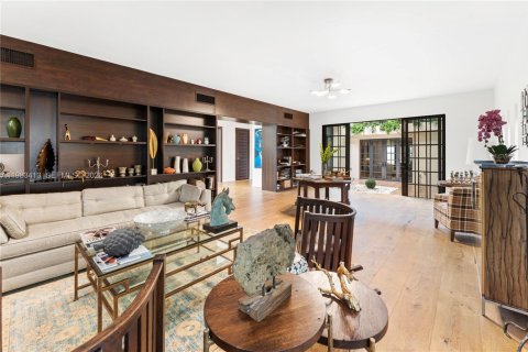 House in Miami, Florida 5 bedrooms, 525.73 sq.m. № 2045575 - photo 13