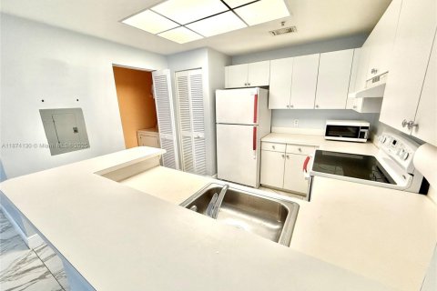 Condo in Fort Lauderdale, Florida, 1 bedroom № 1928256 - photo 2