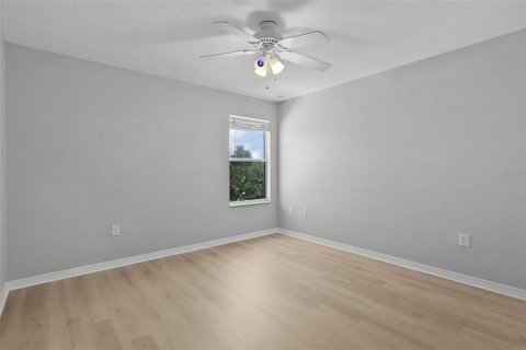 Villa ou maison à louer à Oxford, Floride: 4 chambres, 177.63 m2 № 2427124 - photo 2