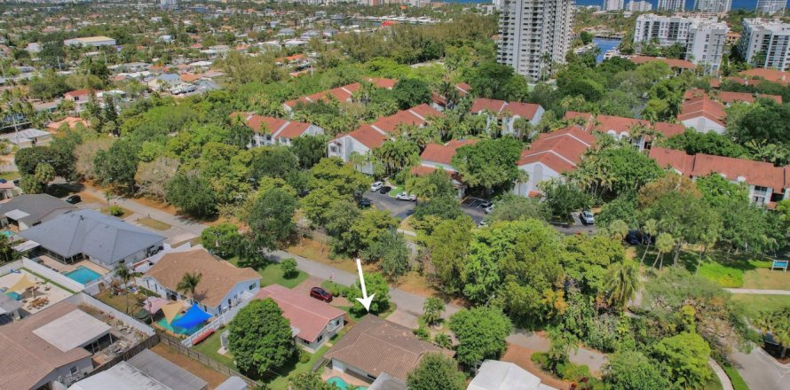 House in Pompano Beach, Florida 3 bedrooms, 160.54 sq.m. № 1175009