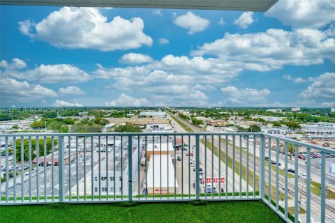 Copropriété à louer à Hollywood, Floride: 2 chambres, 110.46 m2 № 1939946 - photo 7