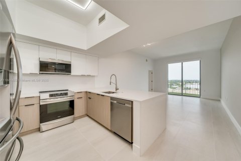 Copropriété à louer à Hollywood, Floride: 2 chambres, 110.46 m2 № 1939946 - photo 1
