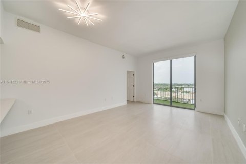 Copropriété à louer à Hollywood, Floride: 2 chambres, 110.46 m2 № 1939946 - photo 6