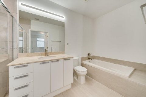 Copropriété à louer à Hollywood, Floride: 2 chambres, 110.46 m2 № 1939946 - photo 17