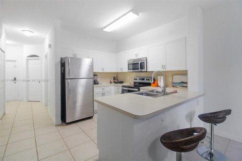 Touwnhouse à vendre à Tamarac, Floride: 3 chambres, 123.75 m2 № 2077084 - photo 3