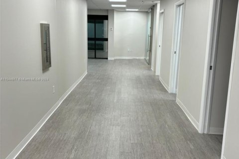 Oficina en alquiler en Miami, Florida № 1049788 - foto 1