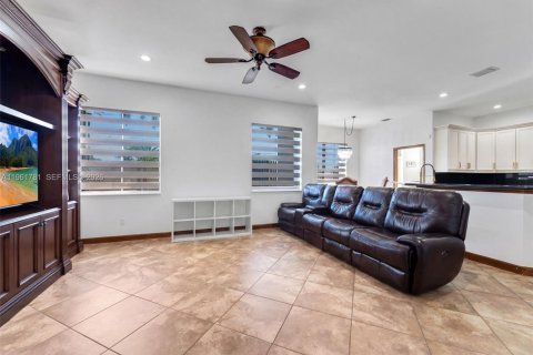 Купить виллу или дом в Хайалиа, Флорида 11 комнат, 260.41м2, № 2023839 - фото 13