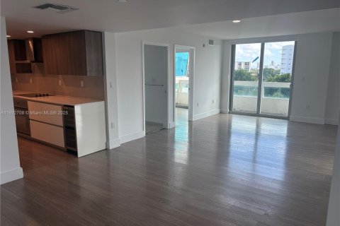 Copropriété à louer à Bay Harbor Islands, Floride: 2 chambres, 111.02 m2 № 1946414 - photo 1