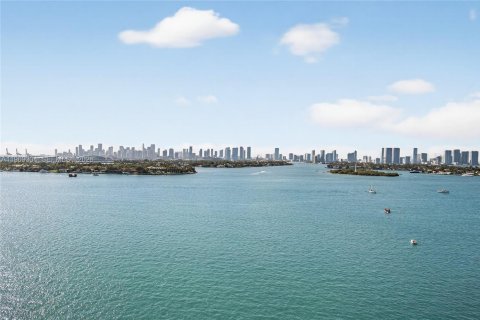 Estudio en el Condominio en Miami Beach, Florida  № 2030543