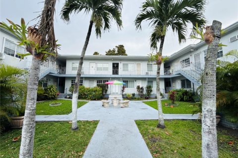 Condominio en Miami, Florida, 1 dormitorio  № 2056367