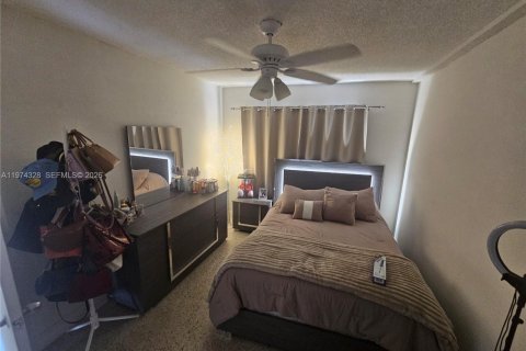 Condo in Miami, Florida, 2 bedrooms  № 2040684 - photo 17