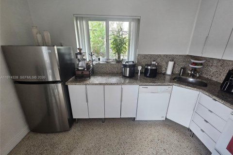 Condo in Miami, Florida, 2 bedrooms  № 2040684 - photo 9