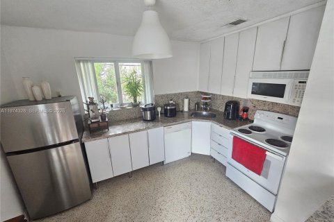 Condo in Miami, Florida, 2 bedrooms  № 2040684 - photo 8