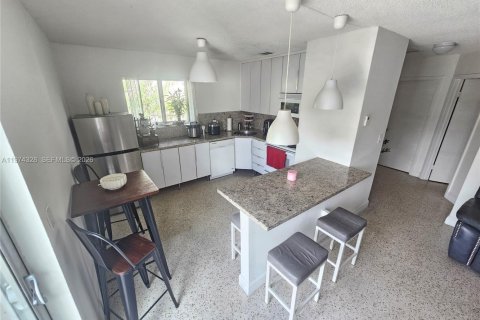 Condo in Miami, Florida, 2 bedrooms  № 2040684 - photo 7