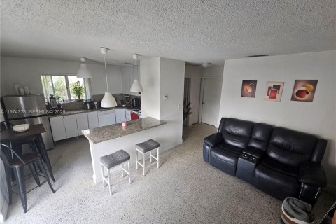 Condo in Miami, Florida, 2 bedrooms  № 2040684 - photo 3