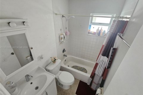 Condo in Miami, Florida, 2 bedrooms  № 2040684 - photo 13