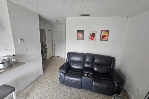 Condo in Miami, Florida, 2 bedrooms  № 2040684 - photo 11