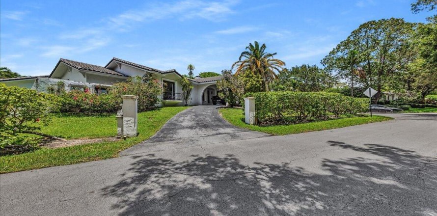 Villa ou maison à Pinecrest, Floride 6 chambres, 380.25 m2 № 2179489