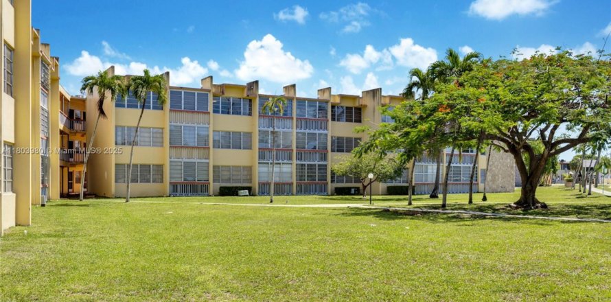 Condominio en Miami, Florida, 1 dormitorio  № 1743982