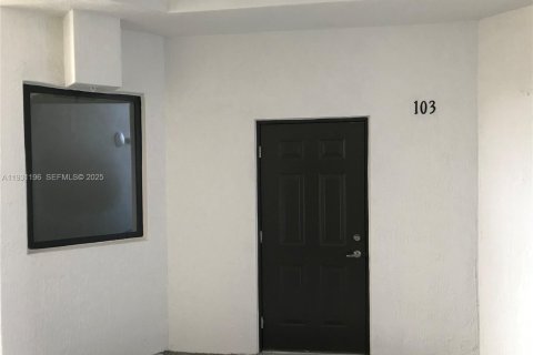 Снять в аренду кондоминиум в Майами, Флорида 3 спальни, 132.66м2, № 1989629 - фото 2