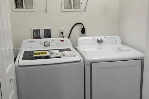 Снять в аренду кондоминиум в Майами, Флорида 3 спальни, 132.66м2, № 1989629 - фото 11