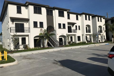 Снять в аренду кондоминиум в Майами, Флорида 3 спальни, 132.66м2, № 1989629 - фото 1