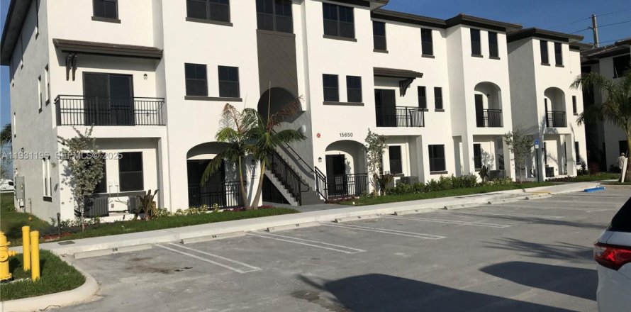 Кондоминиум с 3 спальнями в Майами, Флорида № 1989629