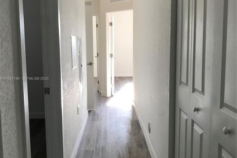 Снять в аренду кондоминиум в Майами, Флорида 3 спальни, 132.66м2, № 1989629 - фото 9