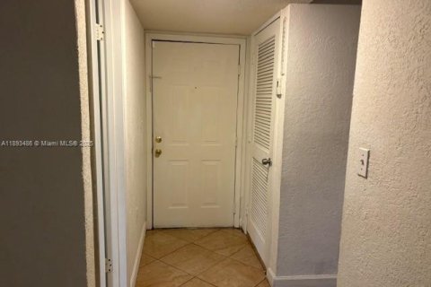 Condo in Miami, Florida, 2 bedrooms  № 1945683 - photo 13