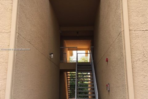 Copropriété à louer à Miami, Floride: 2 chambres, 97.83 m2 № 1945683 - photo 2