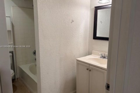 Condo in Miami, Florida, 2 bedrooms  № 1945683 - photo 17