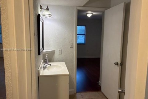 Condo in Miami, Florida, 2 bedrooms  № 1945683 - photo 15