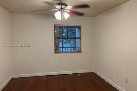 Condo in Miami, Florida, 2 bedrooms  № 1945683 - photo 9