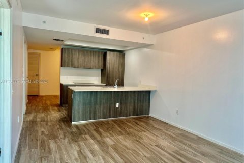 Condominio en alquiler en Miami, Florida, 1 dormitorio, 80.45 m2 № 1993011 - foto 2