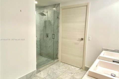 Condominio en alquiler en Miami, Florida, 1 dormitorio, 80.45 m2 № 1993011 - foto 7