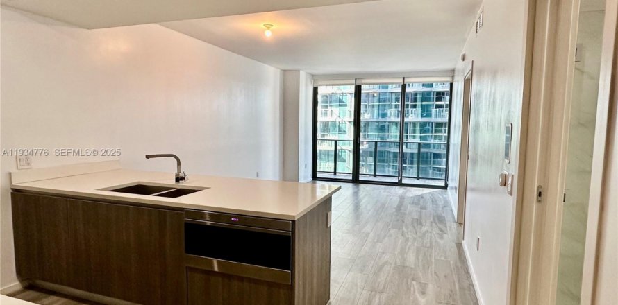 Condominio en Miami, Florida, 1 dormitorio  № 1993011