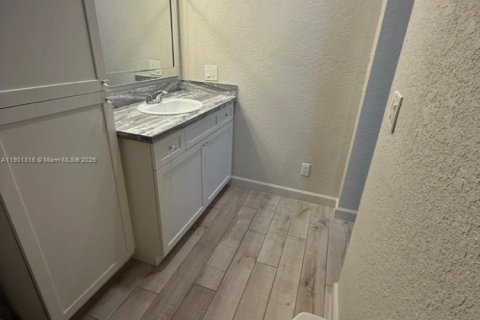 House in Okeechobee, Florida 3 bedrooms, 116.87 sq.m. № 1951524 - photo 6